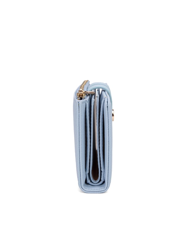 Cartera de mujer. El cierre es con botón magnético. Los bolsillos internos son tarjeteros y porta billetes. Los bolsillos externos están ausentes. Falta la correa para el hombro. Falta el mango. Hay un compartimento interno. El material exterior es Cuero Vegano/Pu. Internamente no está forrado. Medidas: 9,5x15,5x3 cm. Producto de moda
