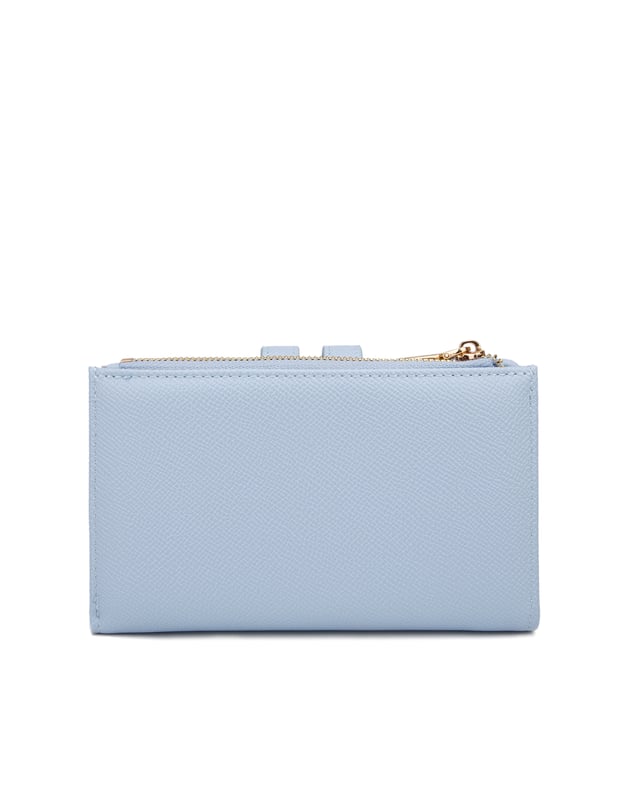Cartera de mujer. El cierre es con botón magnético. Los bolsillos internos son tarjeteros y porta billetes. Los bolsillos externos están ausentes. Falta la correa para el hombro. Falta el mango. Hay un compartimento interno. El material exterior es Cuero Vegano/Pu. Internamente no está forrado. Medidas: 9,5x15,5x3 cm. Producto de moda