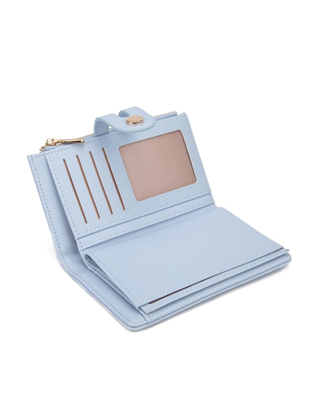 Cartera de mujer. El cierre es con botón magnético. Los bolsillos internos son tarjeteros y porta billetes. Los bolsillos externos están ausentes. Falta la correa para el hombro. Falta el mango. Hay un compartimento interno. El material exterior es Cuero Vegano/Pu. Internamente no está forrado. Medidas: 9,5x15,5x3 cm. Producto de moda