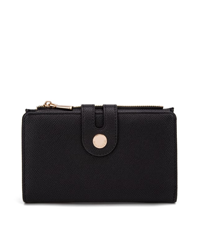 Cartera de mujer. El cierre es con botón magnético. Los bolsillos internos son tarjeteros y porta billetes. Los bolsillos externos están ausentes. Falta la correa para el hombro. Falta el mango. Hay un compartimento interno. El material exterior es Cuero Vegano/Pu. Internamente no está forrado. Medidas: 9,5x15,5x3 cm. Producto de moda