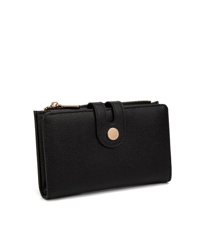 Cartera de mujer. El cierre es con botón magnético. Los bolsillos internos son tarjeteros y porta billetes. Los bolsillos externos están ausentes. Falta la correa para el hombro. Falta el mango. Hay un compartimento interno. El material exterior es Cuero Vegano/Pu. Internamente no está forrado. Medidas: 9,5x15,5x3 cm. Producto de moda