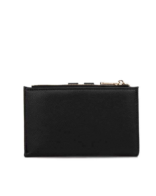 Cartera de mujer. El cierre es con botón magnético. Los bolsillos internos son tarjeteros y porta billetes. Los bolsillos externos están ausentes. Falta la correa para el hombro. Falta el mango. Hay un compartimento interno. El material exterior es Cuero Vegano/Pu. Internamente no está forrado. Medidas: 9,5x15,5x3 cm. Producto de moda