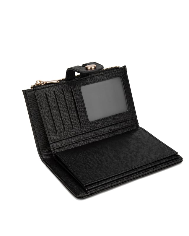 Cartera de mujer. El cierre es con botón magnético. Los bolsillos internos son tarjeteros y porta billetes. Los bolsillos externos están ausentes. Falta la correa para el hombro. Falta el mango. Hay un compartimento interno. El material exterior es Cuero Vegano/Pu. Internamente no está forrado. Medidas: 9,5x15,5x3 cm. Producto de moda