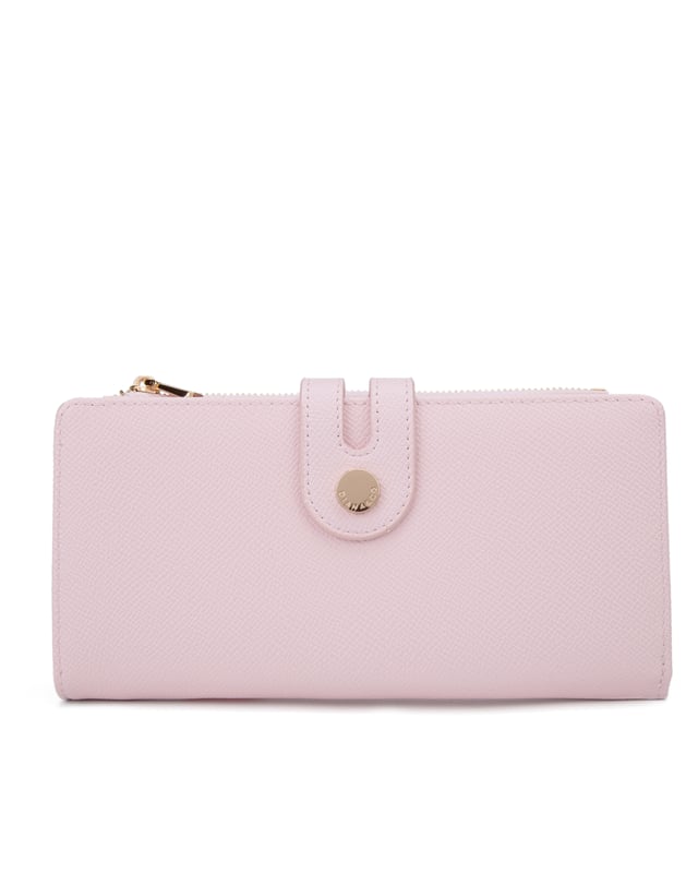 Cartera de mujer. El cierre es con botón magnético. Los bolsillos internos son tarjeteros y porta billetes. Los bolsillos externos están ausentes. Falta la correa para el hombro. Falta el mango. Hay un compartimento interno. El material exterior es Cuero Vegano/Pu. Internamente no está forrado. Medidas: 9,5x19x3 cm. Producto de moda