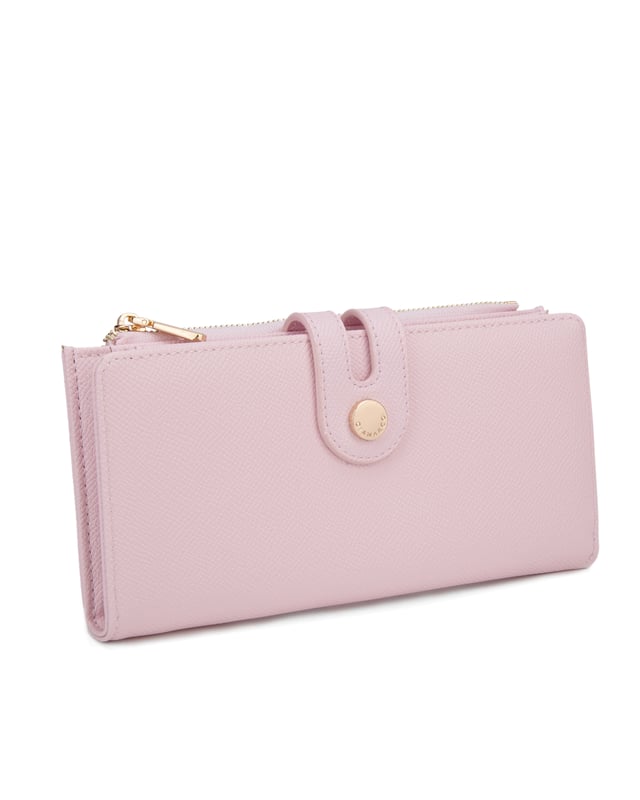 Cartera de mujer. El cierre es con botón magnético. Los bolsillos internos son tarjeteros y porta billetes. Los bolsillos externos están ausentes. Falta la correa para el hombro. Falta el mango. Hay un compartimento interno. El material exterior es Cuero Vegano/Pu. Internamente no está forrado. Medidas: 9,5x19x3 cm. Producto de moda