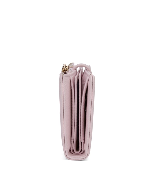 Cartera de mujer. El cierre es con botón magnético. Los bolsillos internos son tarjeteros y porta billetes. Los bolsillos externos están ausentes. Falta la correa para el hombro. Falta el mango. Hay un compartimento interno. El material exterior es Cuero Vegano/Pu. Internamente no está forrado. Medidas: 9,5x19x3 cm. Producto de moda