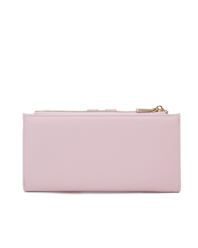 Cartera de mujer. El cierre es con botón magnético. Los bolsillos internos son tarjeteros y porta billetes. Los bolsillos externos están ausentes. Falta la correa para el hombro. Falta el mango. Hay un compartimento interno. El material exterior es Cuero Vegano/Pu. Internamente no está forrado. Medidas: 9,5x19x3 cm. Producto de moda