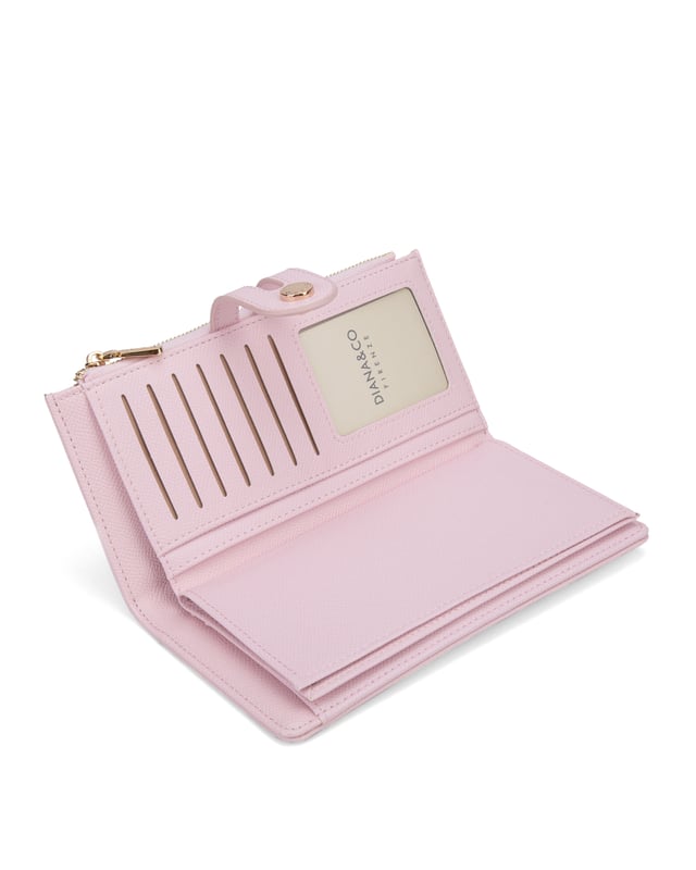 Cartera de mujer. El cierre es con botón magnético. Los bolsillos internos son tarjeteros y porta billetes. Los bolsillos externos están ausentes. Falta la correa para el hombro. Falta el mango. Hay un compartimento interno. El material exterior es Cuero Vegano/Pu. Internamente no está forrado. Medidas: 9,5x19x3 cm. Producto de moda