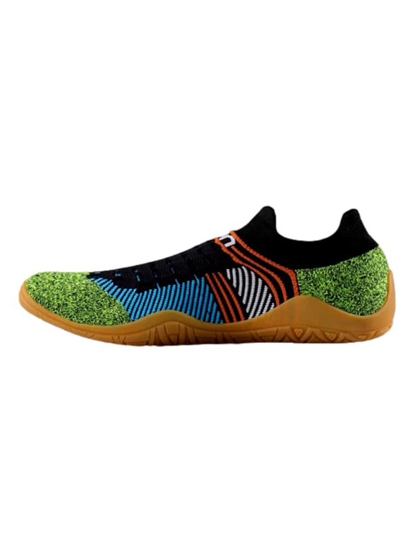 Ob beim Wasserwandern, in der Sporthalle oder endlich raus aus den schweren Wanderstiefeln nach einem langen Trek – die UYN Beemotion Shoes sind vielseitig einsetzbar und machen das Unterwegssein spürbar angenehmer. Der leichte, anschmiegsame Sockenschuh mit flexibler, rutschfester Sohle passt mühelos in den Rucksack und begleitet dich zuverlässig auf rutschigen Stegen, in der Hütte oder beim Indoor-Training. Auch Flussquerungen stecken sie locker weg. Das atmungsaktive, elastische Obermaterial sorgt für hohen Tragekomfort, die nahtfreie Konstruktion vermeidet Druckstellen. Und weil auch unterwegs Nachhaltigkeit zählt, bestehen die Beemotion Shoes aus umweltbewussten, ressourcenschonenden Materialien – ganz im Sinne verantwortungsvollen Reisens. Ein Unisex-Schuh für alle, die Funktion, Komfort und ein gutes Gefühl verbinden möchten.