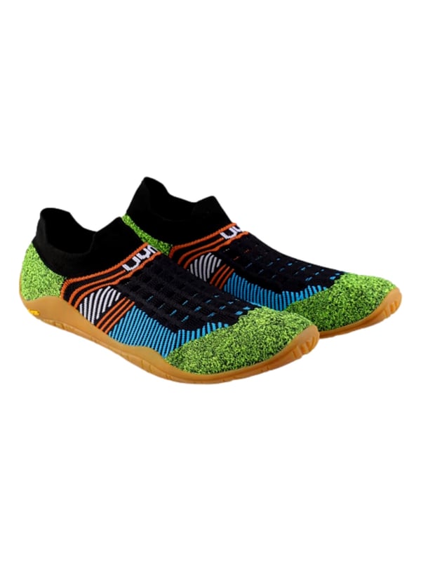 Ob beim Wasserwandern, in der Sporthalle oder endlich raus aus den schweren Wanderstiefeln nach einem langen Trek – die UYN Beemotion Shoes sind vielseitig einsetzbar und machen das Unterwegssein spürbar angenehmer. Der leichte, anschmiegsame Sockenschuh mit flexibler, rutschfester Sohle passt mühelos in den Rucksack und begleitet dich zuverlässig auf rutschigen Stegen, in der Hütte oder beim Indoor-Training. Auch Flussquerungen stecken sie locker weg. Das atmungsaktive, elastische Obermaterial sorgt für hohen Tragekomfort, die nahtfreie Konstruktion vermeidet Druckstellen. Und weil auch unterwegs Nachhaltigkeit zählt, bestehen die Beemotion Shoes aus umweltbewussten, ressourcenschonenden Materialien – ganz im Sinne verantwortungsvollen Reisens. Ein Unisex-Schuh für alle, die Funktion, Komfort und ein gutes Gefühl verbinden möchten.