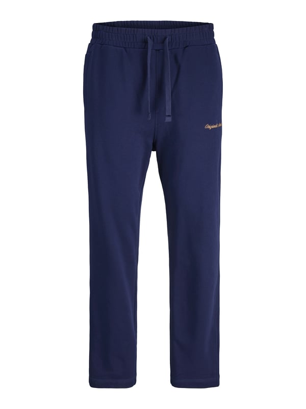 In dieser Jogginghose fühlst du dich den ganzen Tag rundum wohl. Die normale Passform mit geradem Bein bietet dir viel Bewegungsfreiheit. Ein elastischer Bund mit Tunnelzug sorgt für perfekten Sitz – ganz ohne Zwicken. Die Rippbündchen an den Beinabschlüssen halten alles bequem an Ort und Stelle. Das gestickte Logo auf dem Bein verleiht der Hose einen sportlichen Look. In der Gesäßtasche kannst du kleine Dinge sicher verstauen. Der weiche Stoff trägt sich angenehm und macht jede Bewegung mit. Ob zu Hause, auf dem Spielplatz oder beim Sport – diese Hose passt immer. Du kombinierst sie ganz easy mit deinen Lieblingsshirts oder Hoodies. Einfach reinschlüpfen und los geht's!