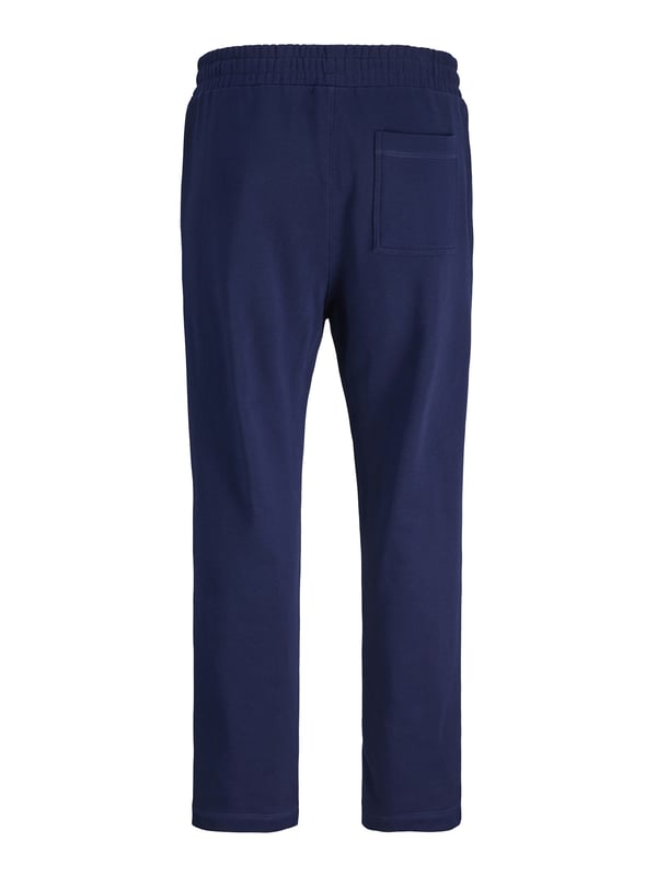 In dieser Jogginghose fühlst du dich den ganzen Tag rundum wohl. Die normale Passform mit geradem Bein bietet dir viel Bewegungsfreiheit. Ein elastischer Bund mit Tunnelzug sorgt für perfekten Sitz – ganz ohne Zwicken. Die Rippbündchen an den Beinabschlüssen halten alles bequem an Ort und Stelle. Das gestickte Logo auf dem Bein verleiht der Hose einen sportlichen Look. In der Gesäßtasche kannst du kleine Dinge sicher verstauen. Der weiche Stoff trägt sich angenehm und macht jede Bewegung mit. Ob zu Hause, auf dem Spielplatz oder beim Sport – diese Hose passt immer. Du kombinierst sie ganz easy mit deinen Lieblingsshirts oder Hoodies. Einfach reinschlüpfen und los geht's!