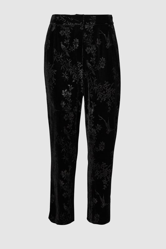 Curve Floral Velvet Tapered Trousers Elegant jacquard pattern with subtle floral detailing for sophisticated texture
Tapered leg design creates a flattering silhouette that narrows towards the ankle
High-rise waistband offers comfortable support and a streamlined look
Soft-touch fabric with gentle stretch for all-evening comfort
Versatile design suitable for both formal occasions and stylish evening outings
These Wallis Curve Jacquard Tapered Trousers combine sophistication with comfort for the modern woman who appreciates glamour with practicality. The subtle jacquard pattern adds depth and interest to your ensemble without overwhelming it, while the tapered fit creates a sleek silhouette that flatters your curves beautifully. Style these trousers with a crisp blouse and pointed court shoes for formal gatherings, or pair with a silky camisole and statement jewellery for evening drinks. The high-rise design works wonderfully with both tucked-in tops and cropped styles, giving you versatility in your styling options. These trousers transition effortlessly from office to evening events, making them an indispensable addition to your wardrobe. The comfortable stretch fabric ensures you'll feel as good as you look, even after hours of wear at your most important social occasions.
