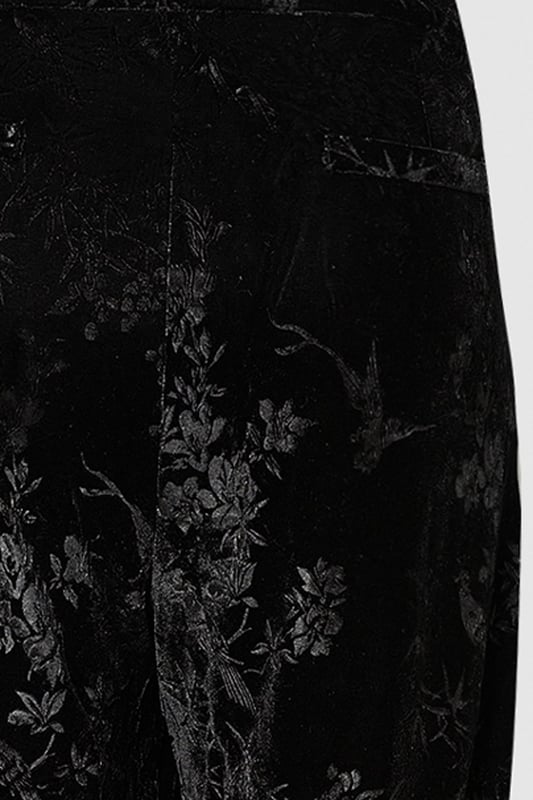 Curve Floral Velvet Tapered Trousers Elegant jacquard pattern with subtle floral detailing for sophisticated texture
Tapered leg design creates a flattering silhouette that narrows towards the ankle
High-rise waistband offers comfortable support and a streamlined look
Soft-touch fabric with gentle stretch for all-evening comfort
Versatile design suitable for both formal occasions and stylish evening outings
These Wallis Curve Jacquard Tapered Trousers combine sophistication with comfort for the modern woman who appreciates glamour with practicality. The subtle jacquard pattern adds depth and interest to your ensemble without overwhelming it, while the tapered fit creates a sleek silhouette that flatters your curves beautifully. Style these trousers with a crisp blouse and pointed court shoes for formal gatherings, or pair with a silky camisole and statement jewellery for evening drinks. The high-rise design works wonderfully with both tucked-in tops and cropped styles, giving you versatility in your styling options. These trousers transition effortlessly from office to evening events, making them an indispensable addition to your wardrobe. The comfortable stretch fabric ensures you'll feel as good as you look, even after hours of wear at your most important social occasions.
