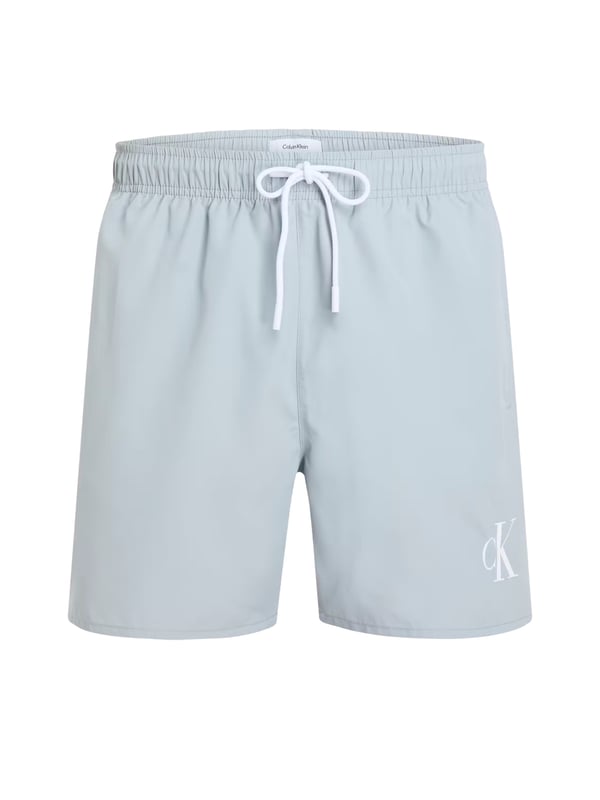 Diese mittellangen Herren-Badeshorts sind der perfekte Begleiter für stilvolle Sommertage. Der elastische Bund mit Tunnelzug garantiert nicht nur optimalen Halt, sondern lässt sich individuell anpassen. Seitliche Eingrifftaschen bieten Platz für Sonnenbrille, Schlüssel oder Muschelfunde. Eine zusätzliche Gesäßtasche sorgt für praktischen Stauraum mit lässigem Touch. Das atmungsaktive Mesh-Futter verleiht ein angenehm leichtes Tragegefühl – selbst bei hohen Temperaturen. Ein dezenter Monogramm-Print am Saum setzt ein modisches Statement ohne aufzutragen. Die Shorts überzeugen mit einem sportlich-eleganten Look, der sowohl am Strand als auch an der Strandbar funktioniert. Schnell übergezogen, sofort wohlgefühlt. Komfort und Stil gehen hier Hand in Hand. Für Männer, die es entspannt mögen, aber dennoch Wert auf Details legen.