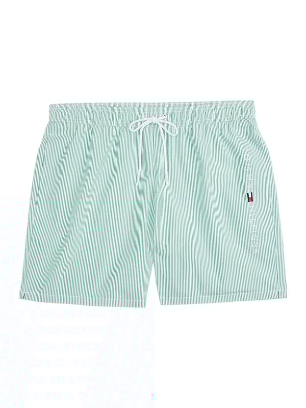 Tommy Hilfiger Zwemshorts Deze herenbadeshorts brengen met hun moderne streeppatroon een frisse wind in elke stranddag. De normale pasvorm en de boven-dij lengte zorgen voor bewegingsvrijheid en een casual silhouet. Een elastische tailleband met tunnelkoord garandeert een optimale pasvorm – ook bij een sprongetje in het koele water. Zijzakken en een praktische achterzak bieden opbergruimte voor kleine essentials. De mix van materialen droogt snel en voelt aangenaam aan op de huid. De logo-print met fijne borduursels op het been geeft de shorts een sportief-markant accent. Of je nu bij het zwembad bent, op vakantie of aan het beachvolleyballen – deze badingen maakt overal een goede indruk. Het klassieke ontwerp met moderne details kan veelzijdig worden gecombineerd. Functionaliteit ontmoet zomerse stijl. Voor mannen die zowel comfort als coolness waarderen.