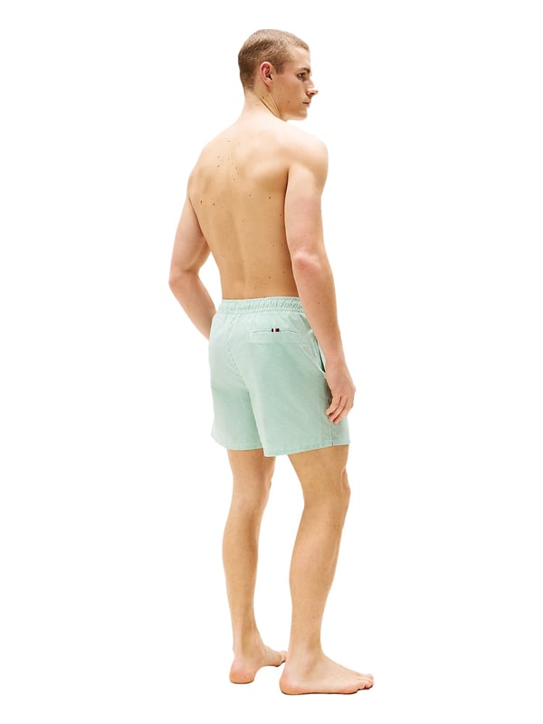 Tommy Hilfiger Zwemshorts Deze herenbadeshorts brengen met hun moderne streeppatroon een frisse wind in elke stranddag. De normale pasvorm en de boven-dij lengte zorgen voor bewegingsvrijheid en een casual silhouet. Een elastische tailleband met tunnelkoord garandeert een optimale pasvorm – ook bij een sprongetje in het koele water. Zijzakken en een praktische achterzak bieden opbergruimte voor kleine essentials. De mix van materialen droogt snel en voelt aangenaam aan op de huid. De logo-print met fijne borduursels op het been geeft de shorts een sportief-markant accent. Of je nu bij het zwembad bent, op vakantie of aan het beachvolleyballen – deze badingen maakt overal een goede indruk. Het klassieke ontwerp met moderne details kan veelzijdig worden gecombineerd. Functionaliteit ontmoet zomerse stijl. Voor mannen die zowel comfort als coolness waarderen.