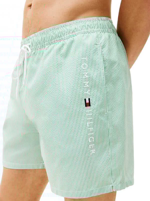 Tommy Hilfiger Zwemshorts Deze herenbadeshorts brengen met hun moderne streeppatroon een frisse wind in elke stranddag. De normale pasvorm en de boven-dij lengte zorgen voor bewegingsvrijheid en een casual silhouet. Een elastische tailleband met tunnelkoord garandeert een optimale pasvorm – ook bij een sprongetje in het koele water. Zijzakken en een praktische achterzak bieden opbergruimte voor kleine essentials. De mix van materialen droogt snel en voelt aangenaam aan op de huid. De logo-print met fijne borduursels op het been geeft de shorts een sportief-markant accent. Of je nu bij het zwembad bent, op vakantie of aan het beachvolleyballen – deze badingen maakt overal een goede indruk. Het klassieke ontwerp met moderne details kan veelzijdig worden gecombineerd. Functionaliteit ontmoet zomerse stijl. Voor mannen die zowel comfort als coolness waarderen.