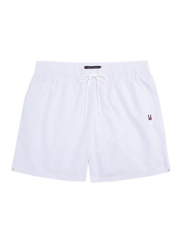 Deze heren-badeshorts brengen met hun moderne streepjespatroon frisse energie in elke stranddag. De normale pasvorm en de bovenbeenlange snit zorgen voor bewegingsvrijheid en een casual silhouette. Een elastische tailleband met trekkoord garandeert een optimale pasvorm – zelfs bij een sprongetje in het koele water. Zijzakken en een praktische achterzak bieden opbergruimte voor kleine essentials. De materialenmix droogt snel en voelt aangenaam aan op de huid. De logo-print met verfijnde borduursels op het been geeft de shorts een sportief-markante accent. Of je nu bij het zwembad bent, op vakantie of aan het beachvolleyballen – deze zwemvriend maakt overal een goede indruk. Het klassieke ontwerp met moderne details is veelzijdig te combineren. Functionaliteit ontmoet zomerse stijl. Voor mannen die zowel comfort als coolheid waarderen.