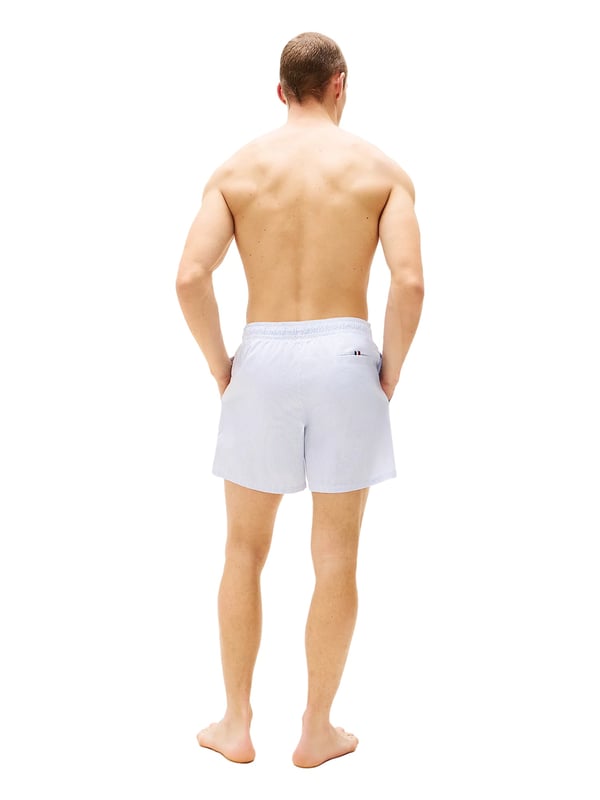 Deze heren-badeshorts brengen met hun moderne streepjespatroon frisse energie in elke stranddag. De normale pasvorm en de bovenbeenlange snit zorgen voor bewegingsvrijheid en een casual silhouette. Een elastische tailleband met trekkoord garandeert een optimale pasvorm – zelfs bij een sprongetje in het koele water. Zijzakken en een praktische achterzak bieden opbergruimte voor kleine essentials. De materialenmix droogt snel en voelt aangenaam aan op de huid. De logo-print met verfijnde borduursels op het been geeft de shorts een sportief-markante accent. Of je nu bij het zwembad bent, op vakantie of aan het beachvolleyballen – deze zwemvriend maakt overal een goede indruk. Het klassieke ontwerp met moderne details is veelzijdig te combineren. Functionaliteit ontmoet zomerse stijl. Voor mannen die zowel comfort als coolheid waarderen.
