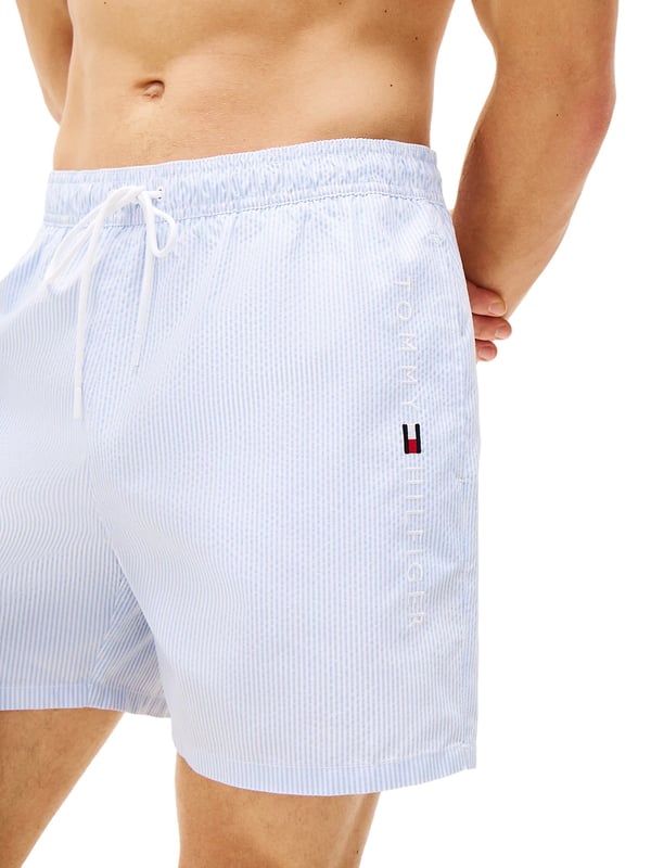 Deze heren-badeshorts brengen met hun moderne streepjespatroon frisse energie in elke stranddag. De normale pasvorm en de bovenbeenlange snit zorgen voor bewegingsvrijheid en een casual silhouette. Een elastische tailleband met trekkoord garandeert een optimale pasvorm – zelfs bij een sprongetje in het koele water. Zijzakken en een praktische achterzak bieden opbergruimte voor kleine essentials. De materialenmix droogt snel en voelt aangenaam aan op de huid. De logo-print met verfijnde borduursels op het been geeft de shorts een sportief-markante accent. Of je nu bij het zwembad bent, op vakantie of aan het beachvolleyballen – deze zwemvriend maakt overal een goede indruk. Het klassieke ontwerp met moderne details is veelzijdig te combineren. Functionaliteit ontmoet zomerse stijl. Voor mannen die zowel comfort als coolheid waarderen.