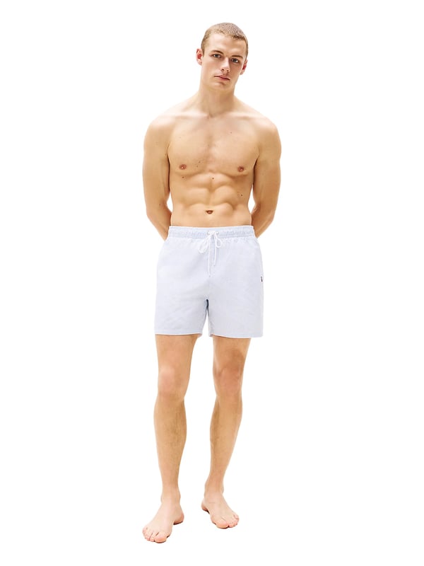 Deze heren-badeshorts brengen met hun moderne streepjespatroon frisse energie in elke stranddag. De normale pasvorm en de bovenbeenlange snit zorgen voor bewegingsvrijheid en een casual silhouette. Een elastische tailleband met trekkoord garandeert een optimale pasvorm – zelfs bij een sprongetje in het koele water. Zijzakken en een praktische achterzak bieden opbergruimte voor kleine essentials. De materialenmix droogt snel en voelt aangenaam aan op de huid. De logo-print met verfijnde borduursels op het been geeft de shorts een sportief-markante accent. Of je nu bij het zwembad bent, op vakantie of aan het beachvolleyballen – deze zwemvriend maakt overal een goede indruk. Het klassieke ontwerp met moderne details is veelzijdig te combineren. Functionaliteit ontmoet zomerse stijl. Voor mannen die zowel comfort als coolheid waarderen.