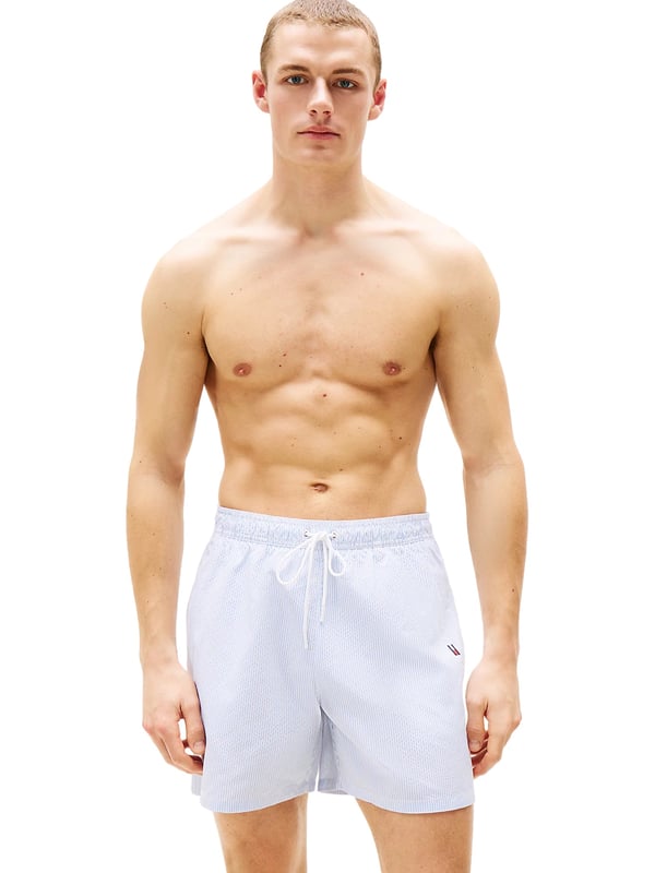 Deze heren-badeshorts brengen met hun moderne streepjespatroon frisse energie in elke stranddag. De normale pasvorm en de bovenbeenlange snit zorgen voor bewegingsvrijheid en een casual silhouette. Een elastische tailleband met trekkoord garandeert een optimale pasvorm – zelfs bij een sprongetje in het koele water. Zijzakken en een praktische achterzak bieden opbergruimte voor kleine essentials. De materialenmix droogt snel en voelt aangenaam aan op de huid. De logo-print met verfijnde borduursels op het been geeft de shorts een sportief-markante accent. Of je nu bij het zwembad bent, op vakantie of aan het beachvolleyballen – deze zwemvriend maakt overal een goede indruk. Het klassieke ontwerp met moderne details is veelzijdig te combineren. Functionaliteit ontmoet zomerse stijl. Voor mannen die zowel comfort als coolheid waarderen.