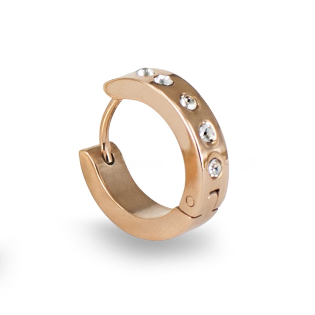 Los pendientes Tube de Devota & Lomba ofrecen una interpretación contemporánea del clásico aro, realzados con un acabado pulido y el destello de cristales Swarovski®. Diseñados para aportar luz y elegancia a tu look diario.\n\nDetalles:\n- Fabricados en acero pulido de alta calidad con acabado en tono dorado rosado.\n- Diseño de aro pequeño, cómodo y versátil.\n- Incrustaciones frontales de cristales Swarovski® transparentes, distribuidas simétricamente.\n- Cierre tipo bisagra de clic, seguro y fácil de colocar.\n\nIdeales para quienes buscan un toque sofisticado sin excesos, los pendientes de aro Tube combinan modernidad y refinamiento. Perfectos para regalar o para completar tu estilo con discreta distinción.\n Medidas: Diámetro: 21 mm\n Composición: Acero pulido\n Cuidados:\nEvitar el contacto con agua, perfumes o productos químicos.
