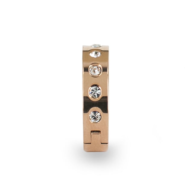 Los pendientes Tube de Devota & Lomba ofrecen una interpretación contemporánea del clásico aro, realzados con un acabado pulido y el destello de cristales Swarovski®. Diseñados para aportar luz y elegancia a tu look diario.\n\nDetalles:\n- Fabricados en acero pulido de alta calidad con acabado en tono dorado rosado.\n- Diseño de aro pequeño, cómodo y versátil.\n- Incrustaciones frontales de cristales Swarovski® transparentes, distribuidas simétricamente.\n- Cierre tipo bisagra de clic, seguro y fácil de colocar.\n\nIdeales para quienes buscan un toque sofisticado sin excesos, los pendientes de aro Tube combinan modernidad y refinamiento. Perfectos para regalar o para completar tu estilo con discreta distinción.\n Medidas: Diámetro: 21 mm\n Composición: Acero pulido\n Cuidados:\nEvitar el contacto con agua, perfumes o productos químicos.