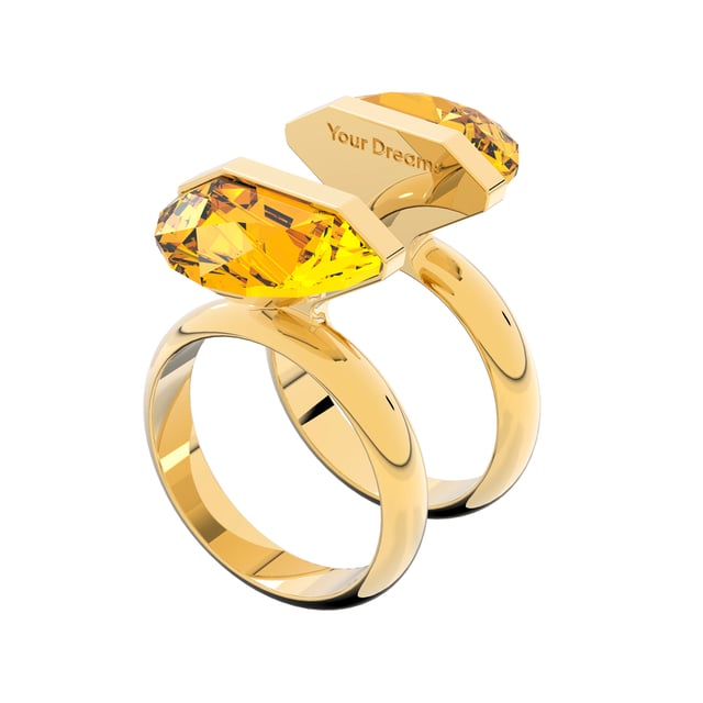 Expresa tu individualidad con este divertido anillo con motivo. Con un vibrante cristal de talla cuadrada en un animado tono amarillo, una pieza con un innovador cierre magnético y una doble banda bañada en tono oro. Llévalo solo o con otros diseños de la familia Lucent para realzar un look sencillo. Este anillo forma parte de la familia Lucent y ha sido diseñado por la directora creativa Giovanna Engelbert para la Collection II.\n Composición: Material:  Cristales, Baño tono oro, Imán\n Cuidados:\nEvite el contacto con cremas, perfumes y detergentes que puedan dañar el producto. Para mantener el brillo, le recomendamos limpiarlo solo con un paño suave.