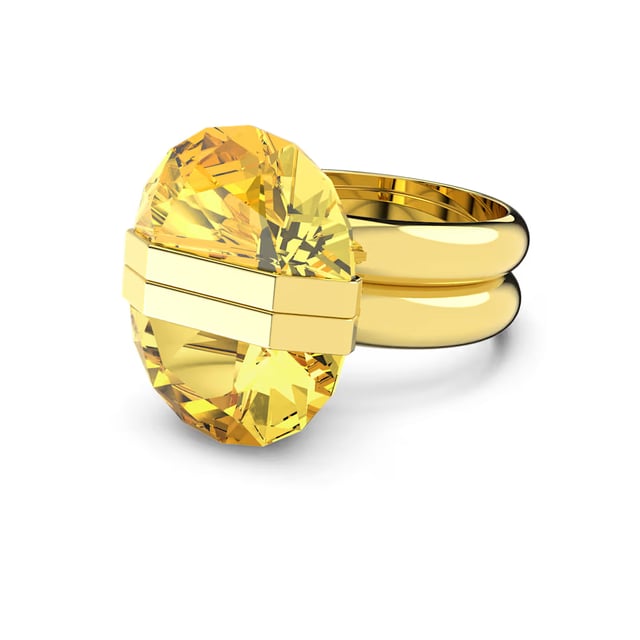 Expresa tu individualidad con este divertido anillo con motivo. Con un vibrante cristal de talla cuadrada en un animado tono amarillo, una pieza con un innovador cierre magnético y una doble banda bañada en tono oro. Llévalo solo o con otros diseños de la familia Lucent para realzar un look sencillo. Este anillo forma parte de la familia Lucent y ha sido diseñado por la directora creativa Giovanna Engelbert para la Collection II.\n Composición: Material:  Cristales, Baño tono oro, Imán\n Cuidados:\nEvite el contacto con cremas, perfumes y detergentes que puedan dañar el producto. Para mantener el brillo, le recomendamos limpiarlo solo con un paño suave.