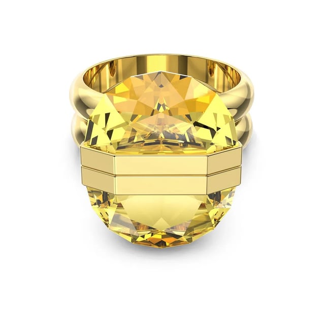 Expresa tu individualidad con este divertido anillo con motivo. Con un vibrante cristal de talla cuadrada en un animado tono amarillo, una pieza con un innovador cierre magnético y una doble banda bañada en tono oro. Llévalo solo o con otros diseños de la familia Lucent para realzar un look sencillo. Este anillo forma parte de la familia Lucent y ha sido diseñado por la directora creativa Giovanna Engelbert para la Collection II.\n Composición: Material:  Cristales, Baño tono oro, Imán\n Cuidados:\nEvite el contacto con cremas, perfumes y detergentes que puedan dañar el producto. Para mantener el brillo, le recomendamos limpiarlo solo con un paño suave.