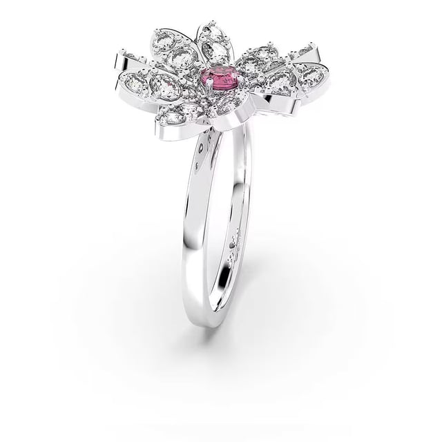 Este anillo Swarovski Eternal Flower 5642894 flor rosa está orientado para mujer. Cuenta con una llamativa piedra rosa en el centro, está adornado con brillantes piedras transparentes y acabado con una mezcla de baños metálicos. Disfruta de tu anillo Swarovski.\n Composición: Cristal de Swarovski\n Cuidados:\nEvite el contacto con cremas, perfumes y detergentes que puedan dañar el producto. Para mantener el brillo, le recomendamos limpiarlo solo con un paño suave.