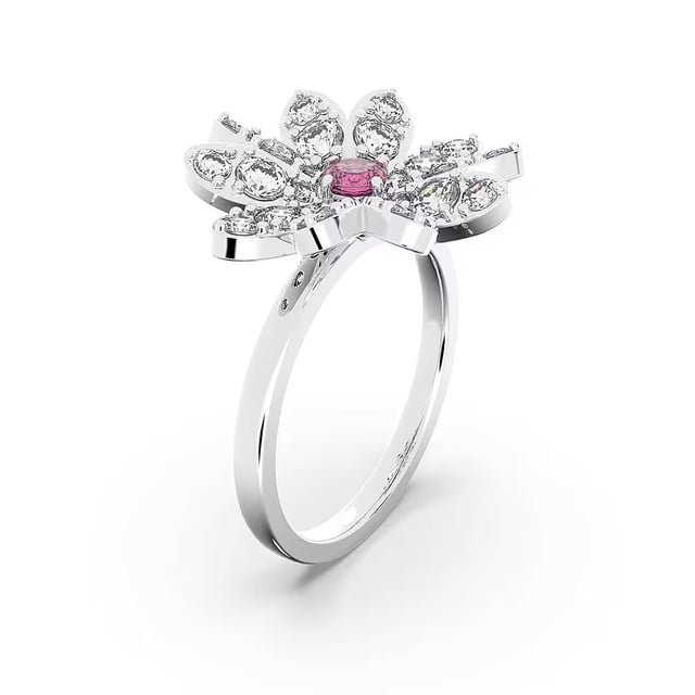 Este anillo Swarovski Eternal Flower 5642894 flor rosa está orientado para mujer. Cuenta con una llamativa piedra rosa en el centro, está adornado con brillantes piedras transparentes y acabado con una mezcla de baños metálicos. Disfruta de tu anillo Swarovski.\n Composición: Cristal de Swarovski\n Cuidados:\nEvite el contacto con cremas, perfumes y detergentes que puedan dañar el producto. Para mantener el brillo, le recomendamos limpiarlo solo con un paño suave.