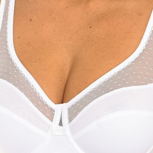 The Generous women's underwire bra is designed for support, comfort, and durability. Made from soft organic cotton, this bra offers firm support and naturally enhances your silhouette. Its sleek design ensures breathability, keeping you fresh all day long.\n\n Available in a variety of colors and styles, it combines comfort and aesthetics, ideal for both everyday use and special occasions. With its commitment to the environment, this bra is a reliable and durable choice.\n\n Main features:\n - Organic and sustainable materials.\n - Hoops for firm support and silhouette enhancement.\n - Soft and breathable fabrics for greater comfort.\n - Adjustable straps for a custom fit.\n - Available in various colors and styles.\n - 3-position, double-row hook closure.\n - Ideal for everyday use and special occasions.\n Composition: 92% Cotton, 6% Polyamide, 2% Elastane\n Care:\nWash at maximum temperature 40º.\n Do not iron.\n Do not use bleach.\n Do not use a dryer.