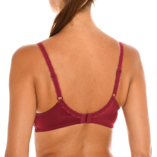 Playtex brand bra.
 Made of elastic lace, for an ultra feminine and refined style.
 Underwired bra.
 Cups without foam.
 Elastic and adjustable straps.
 Back closure with four-position hooks.
 Bow decoration at the center of the neckline.
 Elastic lace sides.
 Seams seen in tone.
 Composition: 57% Polyamide, 21% Polyester, 12% Elastane, 10% Cotton
 Care:
Handwash.
 Do not use bleach.
 Do not use dryer.
 Do not iron.
 Do not dry clean.