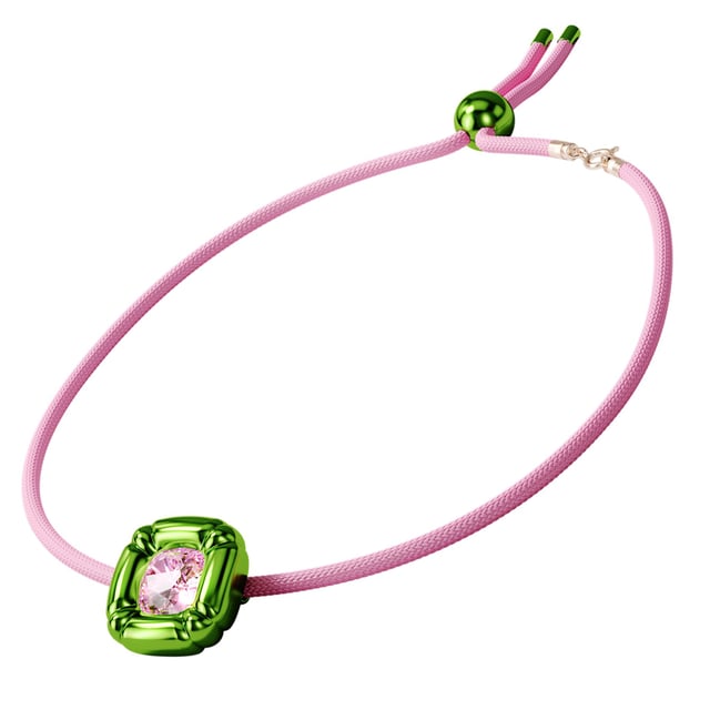 Un collar inspirado en el movimiento Pop Art, con un cristal de talla de precisión en un engaste brillante y moldeado, suspendido de una cuerda trenzada de color rosa. Este collar forma parte de la familia Dulcis y ha sido diseñado por la directora creativa Giovanna Engelbert para la Collection II.\n Medidas: Longitud 38 cm\n Composición: Cristal Swarovski\n Cuidados:\nEvite el contacto con cremas, perfumes y detergentes que puedan dañar el producto. Para mantener el brillo, le recomendamos limpiarlo solo con un paño suave.