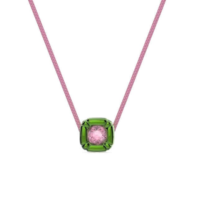 Un collar inspirado en el movimiento Pop Art, con un cristal de talla de precisión en un engaste brillante y moldeado, suspendido de una cuerda trenzada de color rosa. Este collar forma parte de la familia Dulcis y ha sido diseñado por la directora creativa Giovanna Engelbert para la Collection II.\n Medidas: Longitud 38 cm\n Composición: Cristal Swarovski\n Cuidados:\nEvite el contacto con cremas, perfumes y detergentes que puedan dañar el producto. Para mantener el brillo, le recomendamos limpiarlo solo con un paño suave.