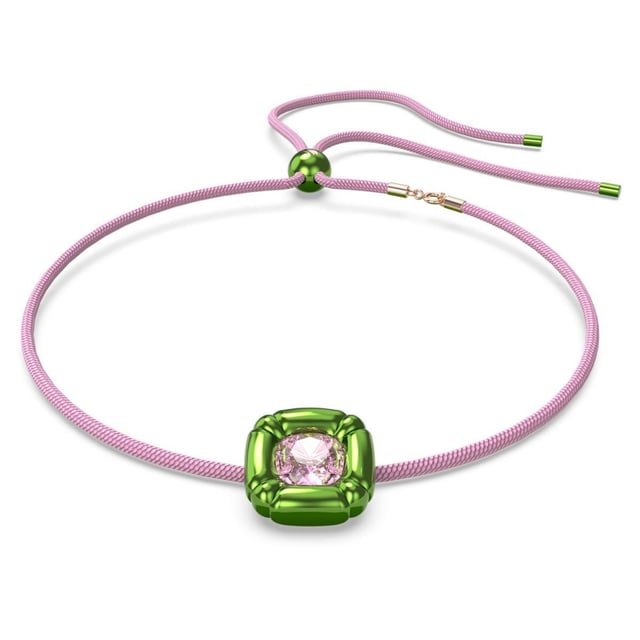 Un collar inspirado en el movimiento Pop Art, con un cristal de talla de precisión en un engaste brillante y moldeado, suspendido de una cuerda trenzada de color rosa. Este collar forma parte de la familia Dulcis y ha sido diseñado por la directora creativa Giovanna Engelbert para la Collection II.\n Medidas: Longitud 38 cm\n Composición: Cristal Swarovski\n Cuidados:\nEvite el contacto con cremas, perfumes y detergentes que puedan dañar el producto. Para mantener el brillo, le recomendamos limpiarlo solo con un paño suave.