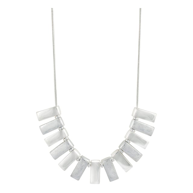 Collar Formentera de Ion Fiz: contraste texturizado con elegancia mediterránea.\n\nInspirado en la serenidad de las islas baleares, este collar combina la pureza del diseño geométrico con un juego de acabados que lo convierte en una joya única. Sus piezas rectangulares alternan superficies pulidas y cepilladas, creando un ritmo visual moderno y sofisticado.\n\nDetalles:\n\n- Diseño firmado por Ion Fiz, con identidad contemporánea y artística.\n- Elementos metálicos bañados en plata, dispuestos en forma de abanico.\n- Alternancia de acabados: pulido para un brillo elegante y cepillado para una textura mate y refinada.\n- Montado sobre cadena tipo serpiente fina y flexible.\n- Cierre cómodo y discreto, ideal para uso diario o eventos especiales.\n\nUna pieza escultural y liviana que transmite movimiento y equilibrio. Perfecta para quienes buscan destacar con un accesorio versátil, moderno y con carácter de autor.\n Medidas: Largo: 43 cm\n Composición: Acero, Baño de plata, Metal\n Cuidados:\nEvitar el contacto con perfumes y productos abrasivos.