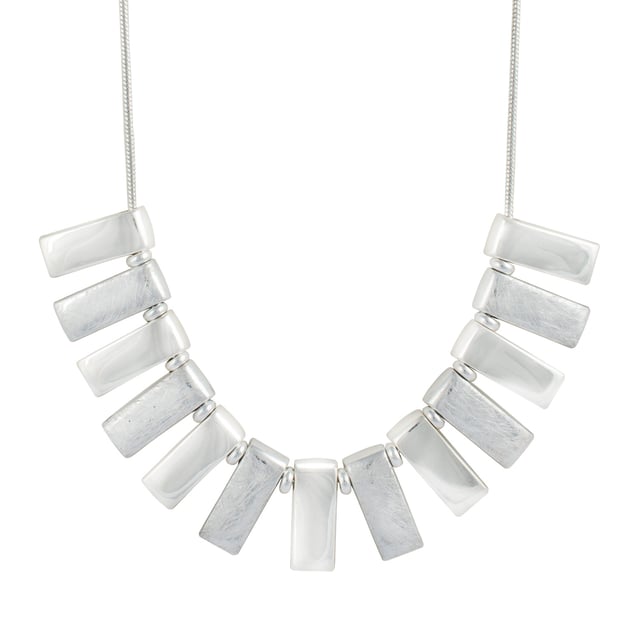 Collar Formentera de Ion Fiz: contraste texturizado con elegancia mediterránea.\n\nInspirado en la serenidad de las islas baleares, este collar combina la pureza del diseño geométrico con un juego de acabados que lo convierte en una joya única. Sus piezas rectangulares alternan superficies pulidas y cepilladas, creando un ritmo visual moderno y sofisticado.\n\nDetalles:\n\n- Diseño firmado por Ion Fiz, con identidad contemporánea y artística.\n- Elementos metálicos bañados en plata, dispuestos en forma de abanico.\n- Alternancia de acabados: pulido para un brillo elegante y cepillado para una textura mate y refinada.\n- Montado sobre cadena tipo serpiente fina y flexible.\n- Cierre cómodo y discreto, ideal para uso diario o eventos especiales.\n\nUna pieza escultural y liviana que transmite movimiento y equilibrio. Perfecta para quienes buscan destacar con un accesorio versátil, moderno y con carácter de autor.\n Medidas: Largo: 43 cm\n Composición: Acero, Baño de plata, Metal\n Cuidados:\nEvitar el contacto con perfumes y productos abrasivos.