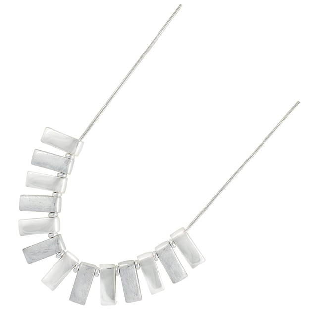 Collar Formentera de Ion Fiz: contraste texturizado con elegancia mediterránea.\n\nInspirado en la serenidad de las islas baleares, este collar combina la pureza del diseño geométrico con un juego de acabados que lo convierte en una joya única. Sus piezas rectangulares alternan superficies pulidas y cepilladas, creando un ritmo visual moderno y sofisticado.\n\nDetalles:\n\n- Diseño firmado por Ion Fiz, con identidad contemporánea y artística.\n- Elementos metálicos bañados en plata, dispuestos en forma de abanico.\n- Alternancia de acabados: pulido para un brillo elegante y cepillado para una textura mate y refinada.\n- Montado sobre cadena tipo serpiente fina y flexible.\n- Cierre cómodo y discreto, ideal para uso diario o eventos especiales.\n\nUna pieza escultural y liviana que transmite movimiento y equilibrio. Perfecta para quienes buscan destacar con un accesorio versátil, moderno y con carácter de autor.\n Medidas: Largo: 43 cm\n Composición: Acero, Baño de plata, Metal\n Cuidados:\nEvitar el contacto con perfumes y productos abrasivos.