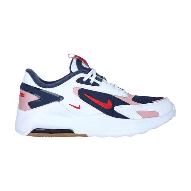 Ervaar de dynamische stijl en het comfort van de Nike Air Max Bolt SE (GS) sneakers, speciaal ontworpen voor jongeren. Deze sneakers, met een opvallend kleurenpalet in marineblauw, rood, wit, roze en bruin, combineren synthetische materialen met duurzame rubberen zolen voor langdurig draagcomfort. De vetersluiting zorgt voor een stevige pasvorm, terwijl de iconische Nike Swoosh prominent aanwezig is aan beide zijkanten en op de hiel, aangevuld met Air Max-branding op de hiel en tong. De zichtbare Air Bubble bij de hiel zorgt voor responsieve demping, waardoor deze sneakers perfect zijn voor zowel actieve dagen als casual gebruik. Til je schoenencollectie naar een hoger niveau met dit gedurfde, comfortabele ontwerp, gemaakt in Indonesië. 100% textiel