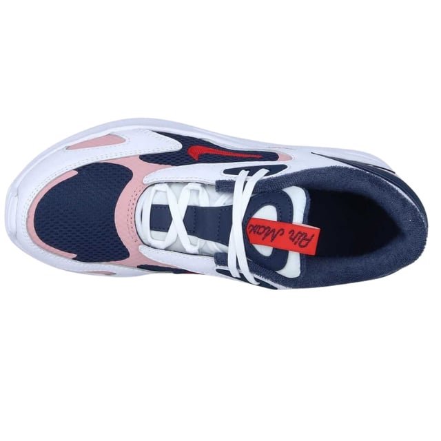 Ervaar de dynamische stijl en het comfort van de Nike Air Max Bolt SE (GS) sneakers, speciaal ontworpen voor jongeren. Deze sneakers, met een opvallend kleurenpalet in marineblauw, rood, wit, roze en bruin, combineren synthetische materialen met duurzame rubberen zolen voor langdurig draagcomfort. De vetersluiting zorgt voor een stevige pasvorm, terwijl de iconische Nike Swoosh prominent aanwezig is aan beide zijkanten en op de hiel, aangevuld met Air Max-branding op de hiel en tong. De zichtbare Air Bubble bij de hiel zorgt voor responsieve demping, waardoor deze sneakers perfect zijn voor zowel actieve dagen als casual gebruik. Til je schoenencollectie naar een hoger niveau met dit gedurfde, comfortabele ontwerp, gemaakt in Indonesië. 100% textiel