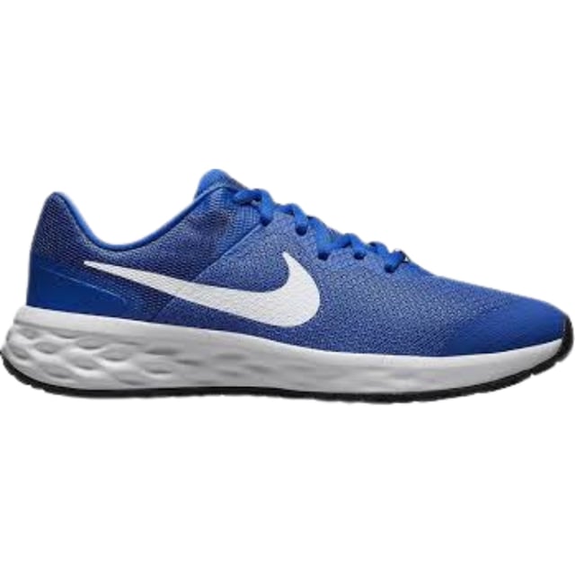 Die Nike Revolution 6 NN (GS) Royalblauen Sneaker bieten jungen Füßen den ganzen Tag über Komfort und Halt. Hergestellt aus strapazierfähigem Synthetikmaterial mit einer zuverlässigen Gummisohle, bieten diese Sneaker hervorragenden Halt und lange Haltbarkeit. Der Schnürverschluss sorgt für einen sicheren und verstellbaren Sitz und garantiert Stabilität bei allen Aktivitäten. Mit dem ikonischen Nike-Swoosh auf beiden Seiten und dem erkennbaren Nike-Logo auf der Zunge vereinen diese Sneaker sportlichen Style mit Alltagstauglichkeit. Hergestellt in Indonesien, überzeugen sie durch hochwertige Verarbeitung und leuchtende Royalblau- und Weißtöne, die auffallen. Ideal für Schule, Sport oder Freizeit - diese Sneaker sind eine vielseitige Wahl für aktive Jugendliche. 100 % Textil