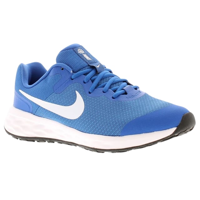 Die Nike Revolution 6 NN (GS) Royalblauen Sneaker bieten jungen Füßen den ganzen Tag über Komfort und Halt. Hergestellt aus strapazierfähigem Synthetikmaterial mit einer zuverlässigen Gummisohle, bieten diese Sneaker hervorragenden Halt und lange Haltbarkeit. Der Schnürverschluss sorgt für einen sicheren und verstellbaren Sitz und garantiert Stabilität bei allen Aktivitäten. Mit dem ikonischen Nike-Swoosh auf beiden Seiten und dem erkennbaren Nike-Logo auf der Zunge vereinen diese Sneaker sportlichen Style mit Alltagstauglichkeit. Hergestellt in Indonesien, überzeugen sie durch hochwertige Verarbeitung und leuchtende Royalblau- und Weißtöne, die auffallen. Ideal für Schule, Sport oder Freizeit - diese Sneaker sind eine vielseitige Wahl für aktive Jugendliche. 100 % Textil