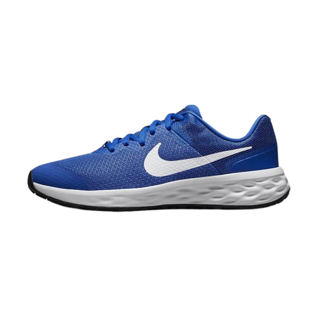Die Nike Revolution 6 NN (GS) Royalblauen Sneaker bieten jungen Füßen den ganzen Tag über Komfort und Halt. Hergestellt aus strapazierfähigem Synthetikmaterial mit einer zuverlässigen Gummisohle, bieten diese Sneaker hervorragenden Halt und lange Haltbarkeit. Der Schnürverschluss sorgt für einen sicheren und verstellbaren Sitz und garantiert Stabilität bei allen Aktivitäten. Mit dem ikonischen Nike-Swoosh auf beiden Seiten und dem erkennbaren Nike-Logo auf der Zunge vereinen diese Sneaker sportlichen Style mit Alltagstauglichkeit. Hergestellt in Indonesien, überzeugen sie durch hochwertige Verarbeitung und leuchtende Royalblau- und Weißtöne, die auffallen. Ideal für Schule, Sport oder Freizeit - diese Sneaker sind eine vielseitige Wahl für aktive Jugendliche. 100 % Textil
