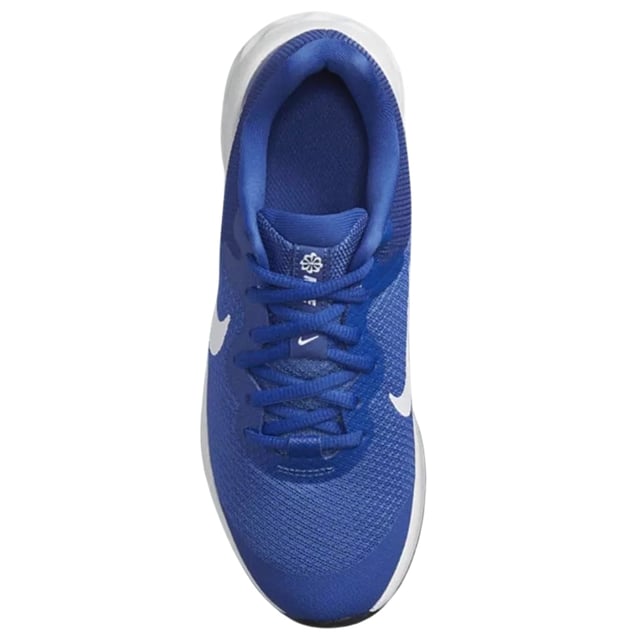 Die Nike Revolution 6 NN (GS) Royalblauen Sneaker bieten jungen Füßen den ganzen Tag über Komfort und Halt. Hergestellt aus strapazierfähigem Synthetikmaterial mit einer zuverlässigen Gummisohle, bieten diese Sneaker hervorragenden Halt und lange Haltbarkeit. Der Schnürverschluss sorgt für einen sicheren und verstellbaren Sitz und garantiert Stabilität bei allen Aktivitäten. Mit dem ikonischen Nike-Swoosh auf beiden Seiten und dem erkennbaren Nike-Logo auf der Zunge vereinen diese Sneaker sportlichen Style mit Alltagstauglichkeit. Hergestellt in Indonesien, überzeugen sie durch hochwertige Verarbeitung und leuchtende Royalblau- und Weißtöne, die auffallen. Ideal für Schule, Sport oder Freizeit - diese Sneaker sind eine vielseitige Wahl für aktive Jugendliche. 100 % Textil