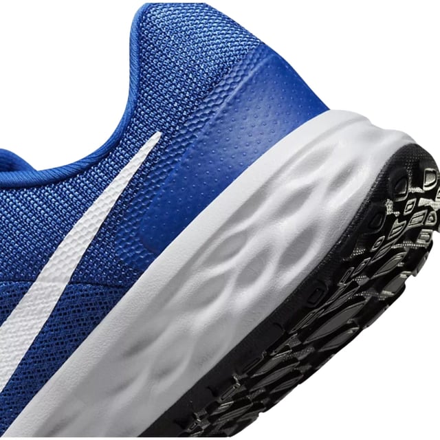 Die Nike Revolution 6 NN (GS) Royalblauen Sneaker bieten jungen Füßen den ganzen Tag über Komfort und Halt. Hergestellt aus strapazierfähigem Synthetikmaterial mit einer zuverlässigen Gummisohle, bieten diese Sneaker hervorragenden Halt und lange Haltbarkeit. Der Schnürverschluss sorgt für einen sicheren und verstellbaren Sitz und garantiert Stabilität bei allen Aktivitäten. Mit dem ikonischen Nike-Swoosh auf beiden Seiten und dem erkennbaren Nike-Logo auf der Zunge vereinen diese Sneaker sportlichen Style mit Alltagstauglichkeit. Hergestellt in Indonesien, überzeugen sie durch hochwertige Verarbeitung und leuchtende Royalblau- und Weißtöne, die auffallen. Ideal für Schule, Sport oder Freizeit - diese Sneaker sind eine vielseitige Wahl für aktive Jugendliche. 100 % Textil