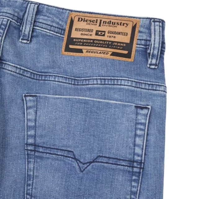 Diesel Thommer-r Lichtblauwe Denim Broek Verrijk je casual garderobe met de Diesel Thommer-R lichtblauwe denim broek, gemaakt van een hoogwaardige mix van 99% katoen en 1% elastaan voor comfort en duurzaamheid. Met een klassiek five-pocket-design biedt deze jeans zowel stijl als functionaliteit. De lichtblauwe wassing zorgt voor een frisse, veelzijdige look die moeiteloos met elke outfit combineert. De Thommer-R broek is ontworpen voor een moderne pasvorm en biedt een flatterend silhouet met bewegingsvrijheid. Deze denim broek is perfect voor dagelijks gebruik en combineert de kenmerkende kwaliteit van Diesel met een eigentijdse stijl, zodat je er de hele dag scherp uitziet en je zelfverzekerd voelt